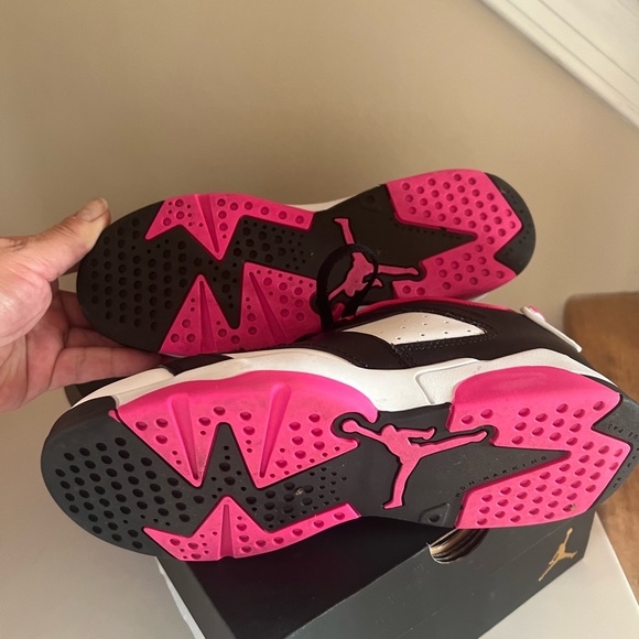 Girls lightly worn shoes. - Picture 8 of 8